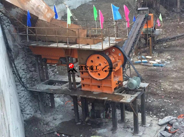 顎式破碎機使用現(xiàn)場