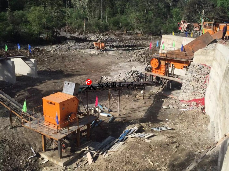 破碎+顎破機組工作現(xiàn)場